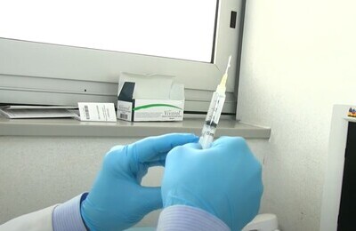 Проведение кодирования Вивитролом в Мирном Шприц с Вивитролом в руках у врача